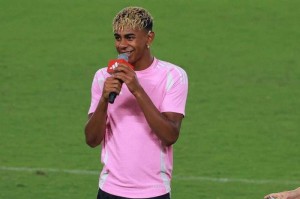 央视美女主持为亚马尔写祝福语 天赋异禀的“禀”忘了怎么写