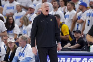 分差缩小到2分后发生了什么？卡莱尔：对方冲抢前板 我们低级失误