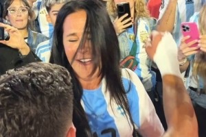 Kaiyun-击败巴西+国家队处子球！朱利亚诺-西蒙尼赛后与母亲拥抱庆祝