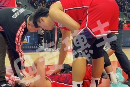 Kaiyun开云中国官网-郭艾伦膝盖受伤倒地之后 情绪崩溃了……仰面痛哭