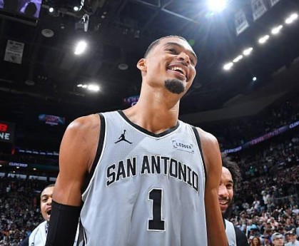 Kaiyun中国官网-文班亚马常规赛数据：场均25分11.5篮板3.1盖帽，蝉联盖帽王