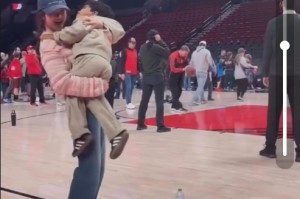 Kaiyun开云中国官网-混得太熟了！杨瀚森女友抱着利拉德儿子在场边转圈圈